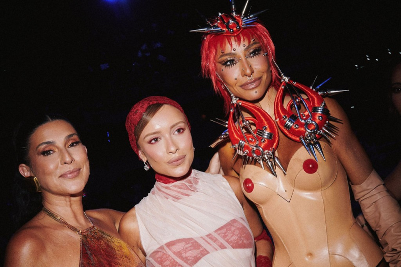 Vibe carioca - Sabrina Sato, Maria Braz e Maísa movimentam a segunda noite do Camarote Nº1 na Sapucaí