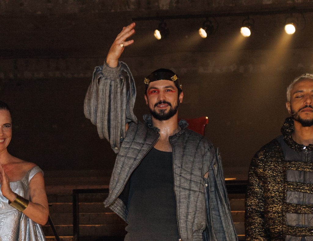 Gabriel Leone interpreta Hamlet na nova montagem em cartaz no Cine Copan. Fotos: Clayton Felizardo / Brazil News