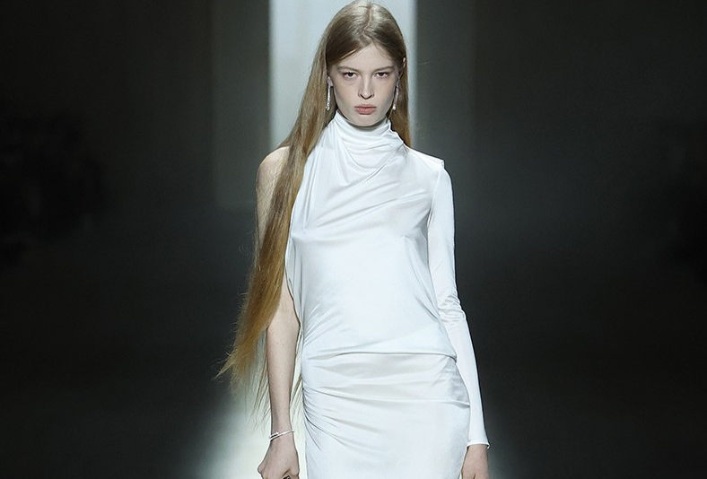 Gucci apresenta desfile na MFW 2026 com Kate Moss e Vivian Jenna Wilson na passarela