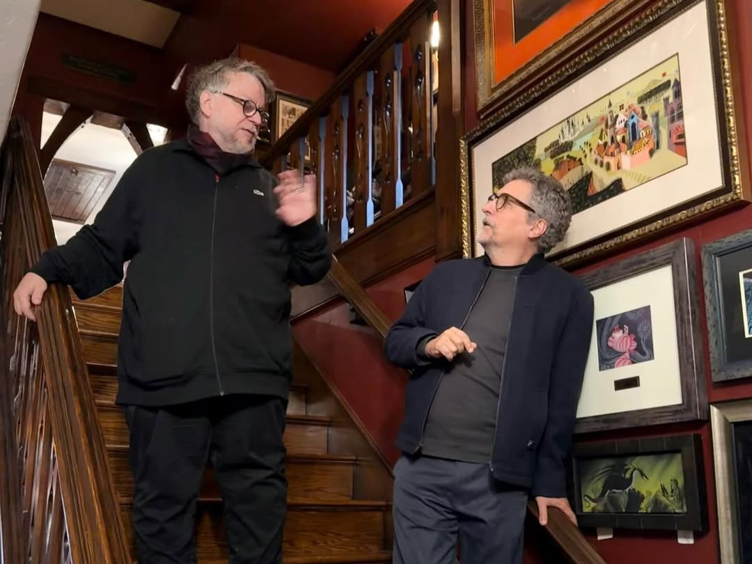 Guillermo del Toro abre as portas de casa para Kleber Mendonça e Wagner Moura em Los Angeles