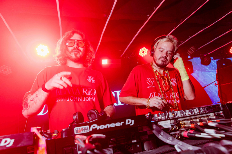 na Sapucaí - Camarote Alma Rio abre Carnaval 2026 com pista cheia e sets eletrônicos