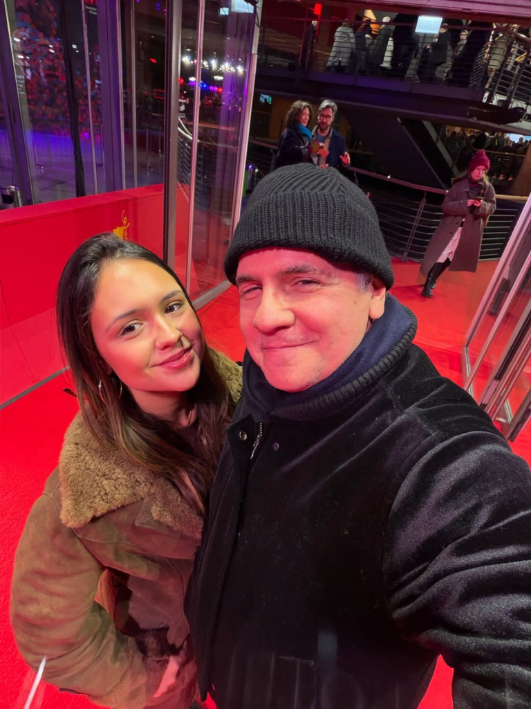 Hoje, Eu E Minha Filha @maria.qbp Estivemos No Tapete Vermelho Da World Premiere De Rosebush Pru