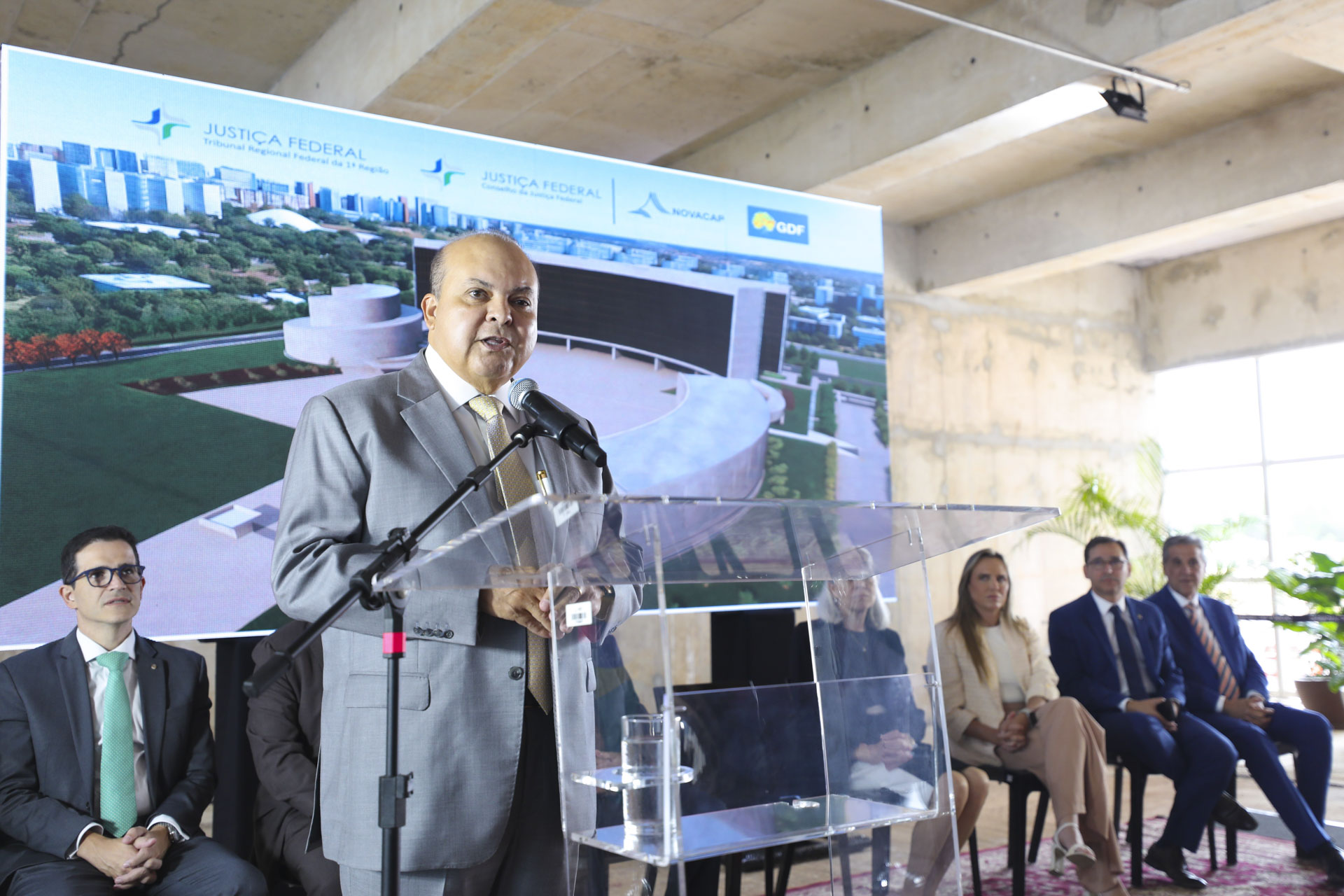 Governo do DF viabiliza retomada de obra do TRF1 após 20 anos