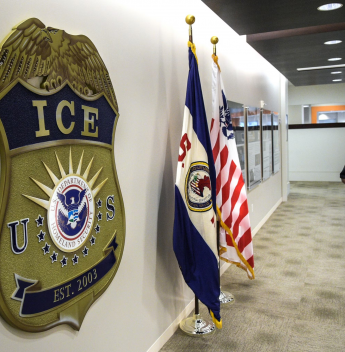 Governo Trump amplia poderes do ICE para deter refugiados legais nos EUA