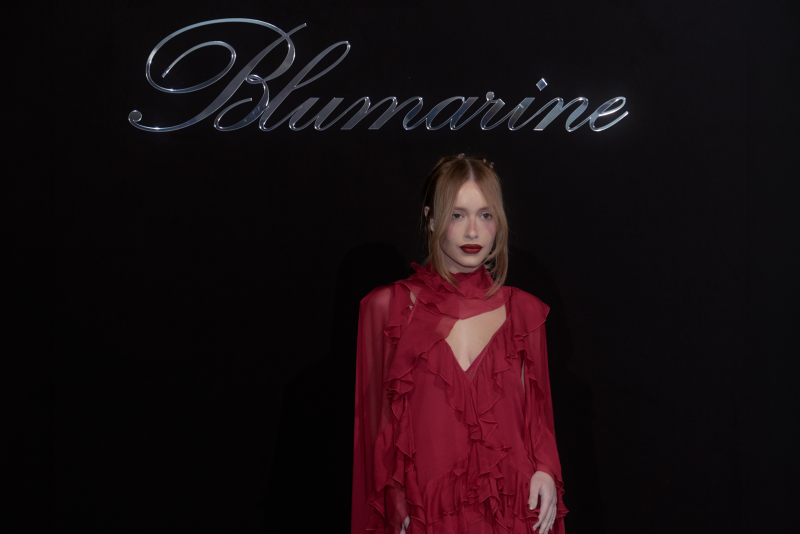 Maria Braz acompanha desfile da Blumarine na temporada de Outono/Inverno 2026 em Milão