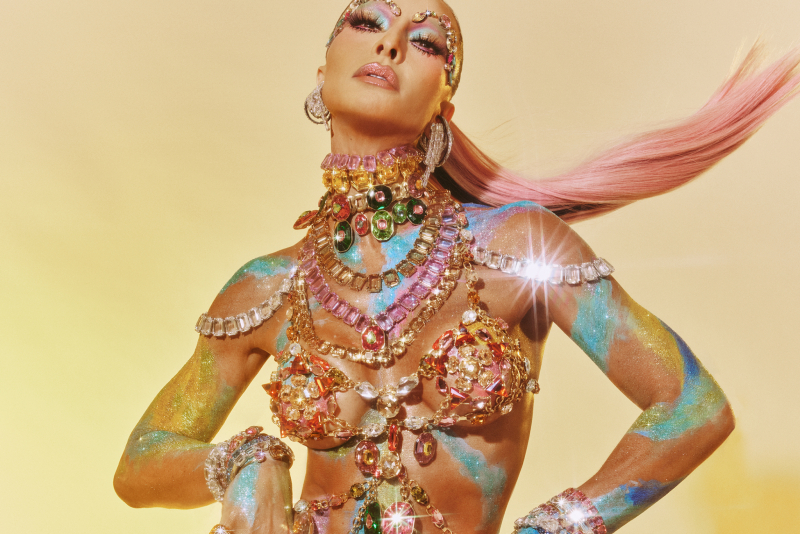 Sabrina Sato abre maratona de Carnaval com look cravejado de três mil cristais