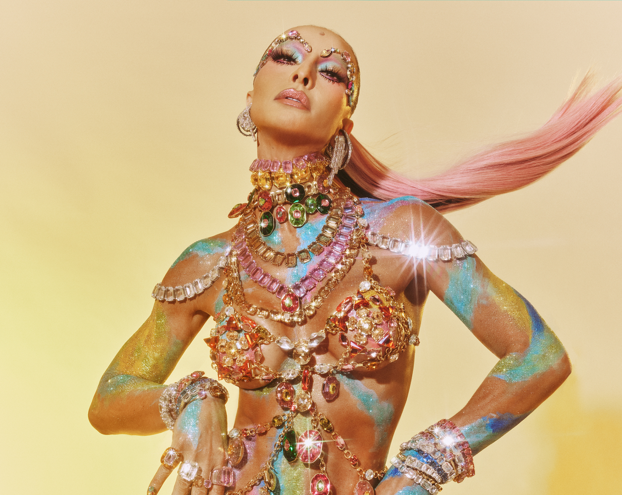 Sabrina Sato abre maratona de Carnaval com look cravejado de três mil cristais