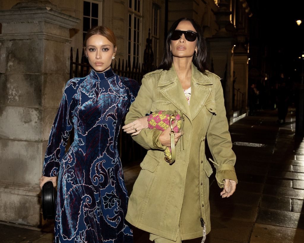 Silvia e Maria Braz participam do desfile da Burberry em Londres. Fotos: Reprodução