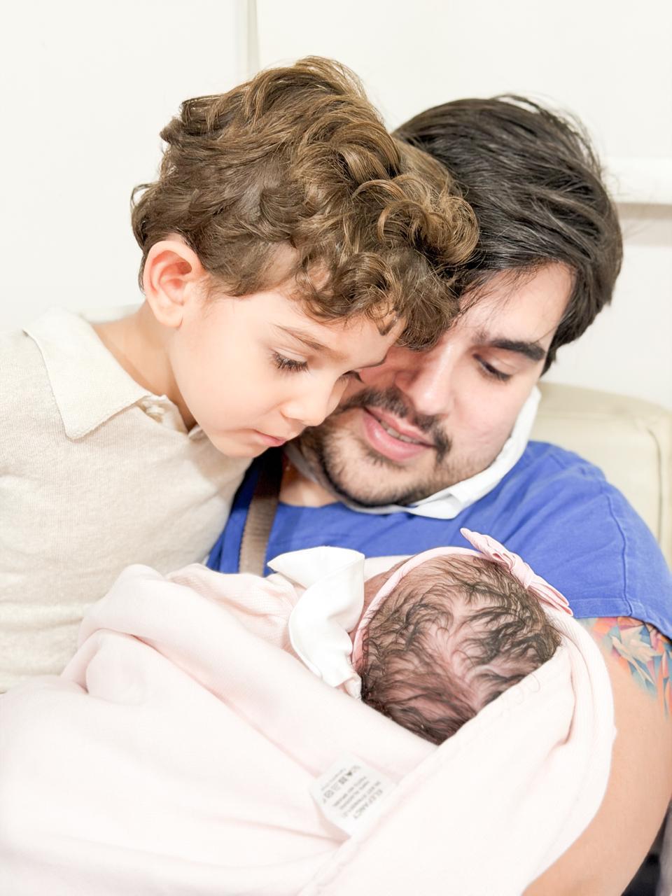 Thiago Pinho comemora a chegada da segunda filha, Maria