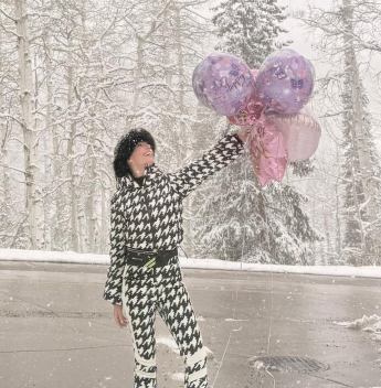 Isis Valverde comemora aniversário em Aspen ao lado da família