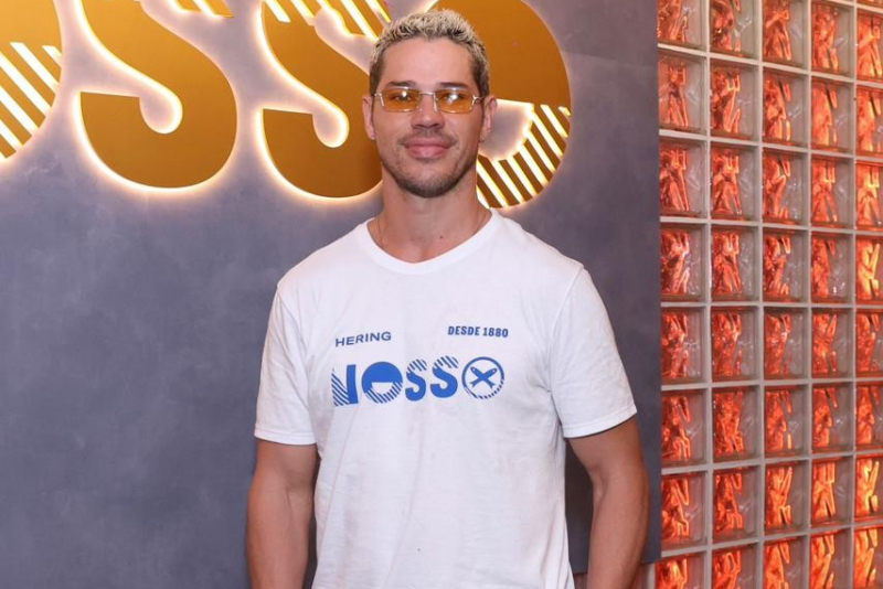 NA SAPUCAÍ - Nosso Camarote recebe time de famosos na segunda noite de desfiles do Grupo Especial