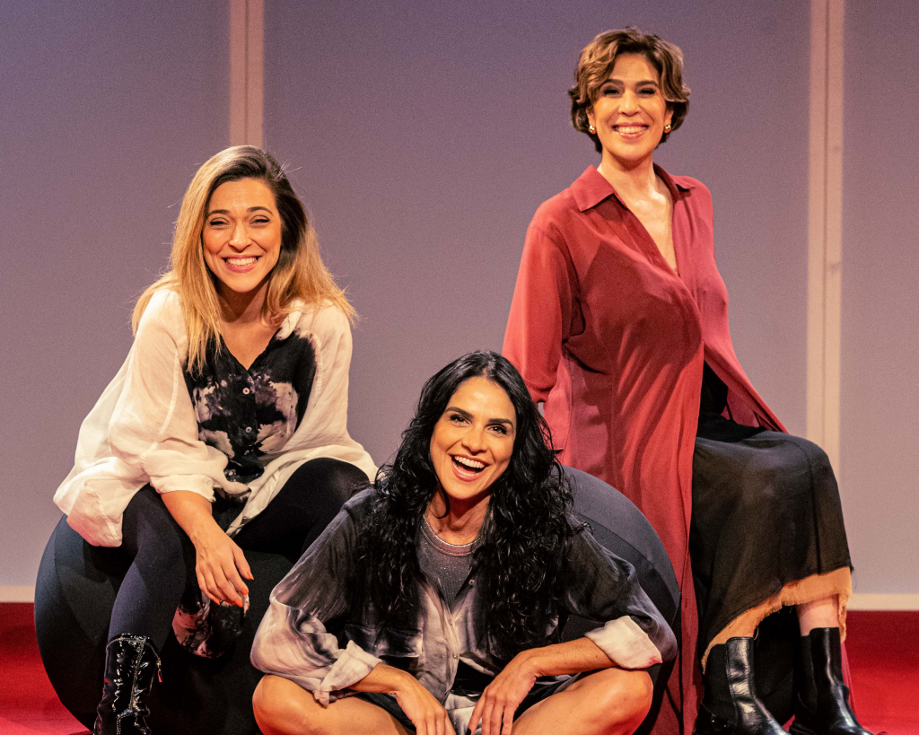Júlia Rabello, Maria Clara Gueiros e Priscila Castello Branco em cena no espetáculo “Agora É Que São Elas!”. Fotos: Yan Carpenter