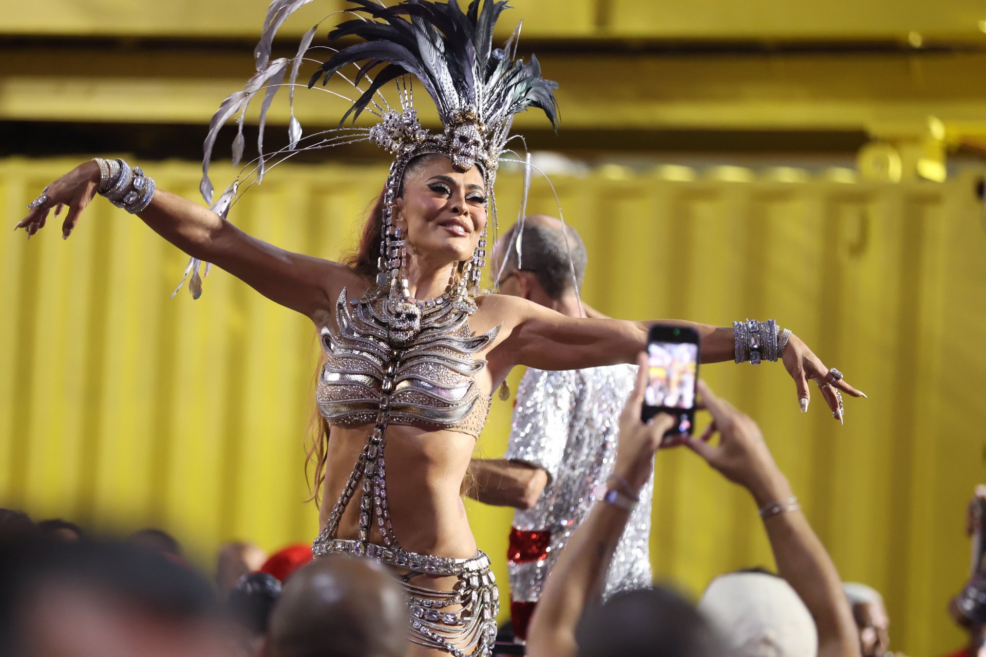 Juliana Paes e Iza participam do terceiro ensaio técnico na Sapucaí