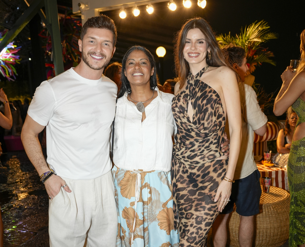 Klebber Toledo, Camila Queiroz, E