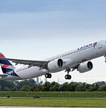 Latam lucra US$ 576 milhões, reduz voos no Brasil e prevê grande impacto com combustível