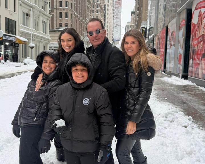 Léo Albuquerque comemora 50 anos ao lado da família em clima de neve em Nova Iorque