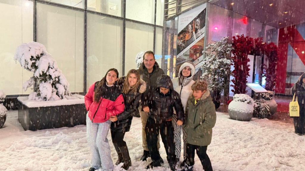 Léo Albuquerque celebra 50 anos em família, em meio à neve de Nova Iorque.