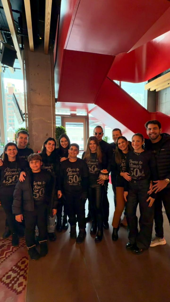 Leo Albuquerque Ao Lado De Família E Amigos(4)