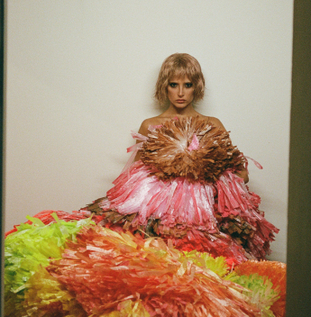 Livia Nunes protagoniza editorial de Carnaval com criações de Gustavo Silvestre