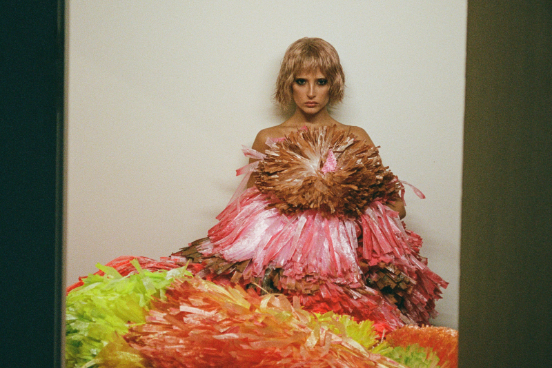 Livia Nunes protagoniza editorial de Carnaval com criações de Gustavo Silvestre