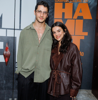 Estreia da peça “Hamlet – Sonhos que Virão” com Gabriel Leone reúne famosos em São Paulo