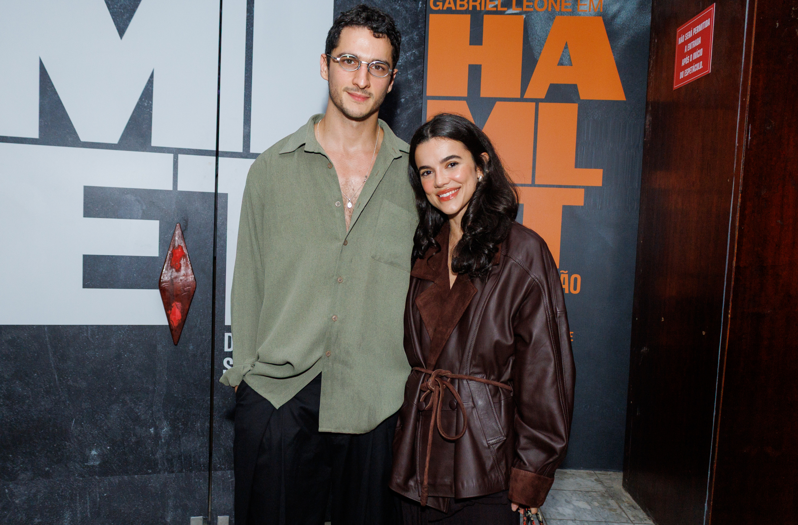 Estreia da peça “Hamlet – Sonhos que Virão” com Gabriel Leone reúne famosos em São Paulo