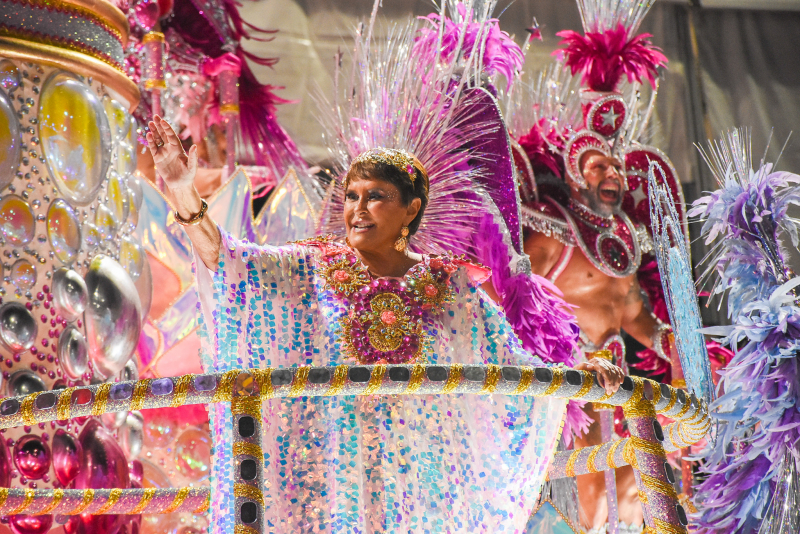 Carnaval 2026 - Luxo, tradição e enredos sociais marcam primeira noite de desfiles do Grupo Especial em São Paulo