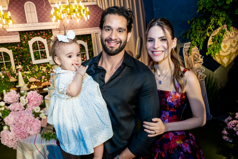 Petit Château - Primeiro ano de Mia Linhares Azevedo envolto em delicado charme francês