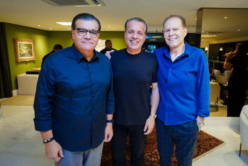 Surpresa Elegante - Leonardo Dall’Olio brinda novo ciclo em noite de bençãos e afeto entre amigos