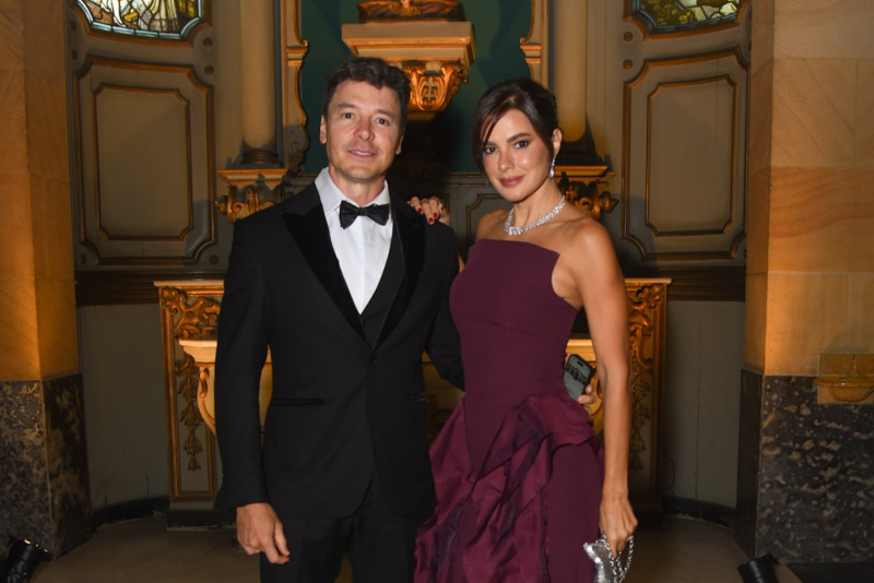 cerimônia luxuosa - Esther Marques e Adolpho Mello dizem “sim” sob a bênção do Padre Fábio de Melo em São Paulo