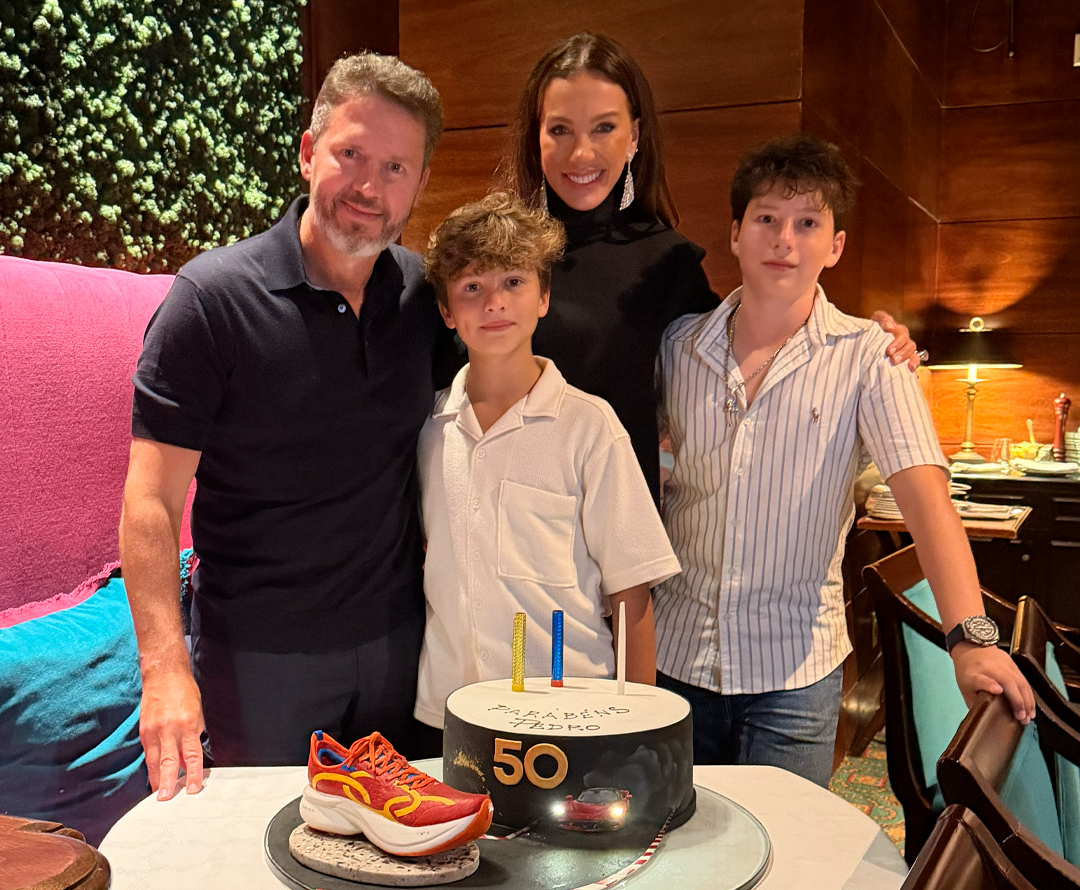 Pedro Bartelle brinda os 50 anos em noite intimista marcada por afetos e simbolismos