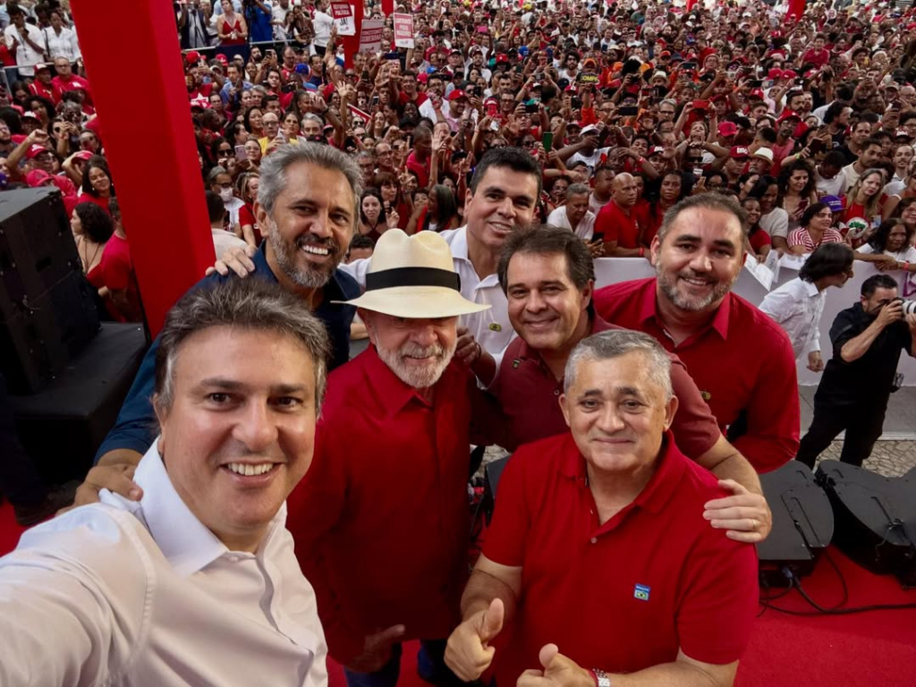 Lideranças participam de ato pelos 46 anos do PT, em Salvador.