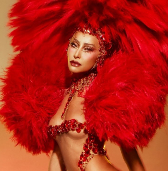 Sabrina Sato chega à Sapucaí com “explosão” de plumas em produção fashion da Maison Germanier