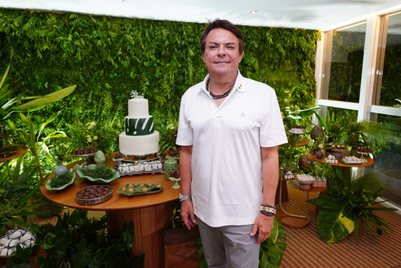 Almoço de aniversário de Tarcisio Porto esbanja charme e alegria à beira-mar