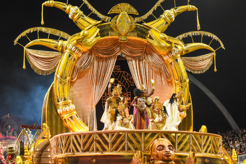 Avenida em festa - Carnaval 2026: segunda noite de desfiles movimenta São Paulo e Rio de Janeiro