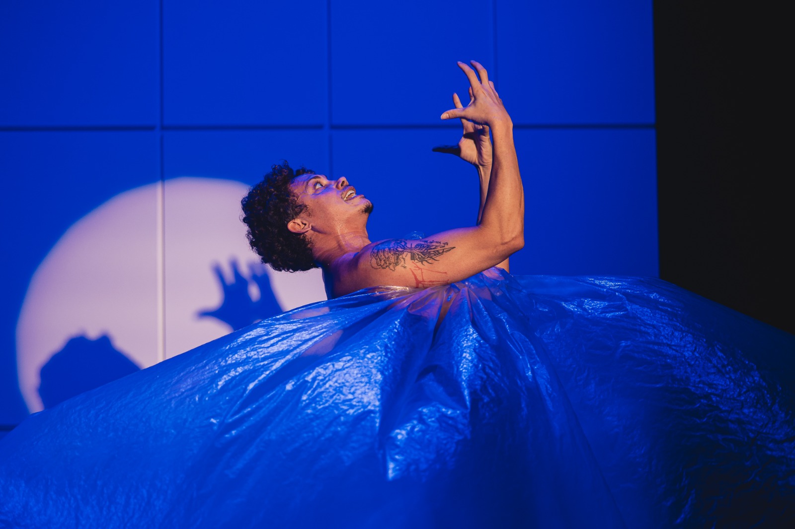 Silvero Pereira leva o espetáculo “Pequeno Monstro” ao palco do Theatro José de Alencar