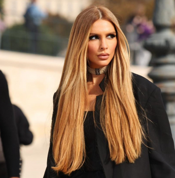 Vanessa Custódio une beleza, moda e estratégia em sua trajetória profissional