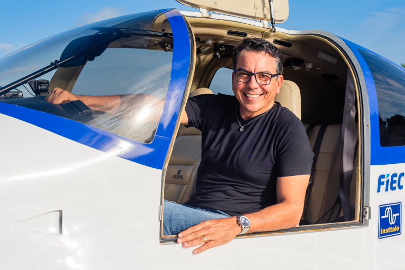 Piloto cearense Alexandre Frota transforma expedição aérea em plataforma global de negócios