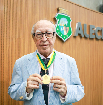 Alece celebra trajetória pública de Lúcio Alcântara com Medalha 13 de Maio
