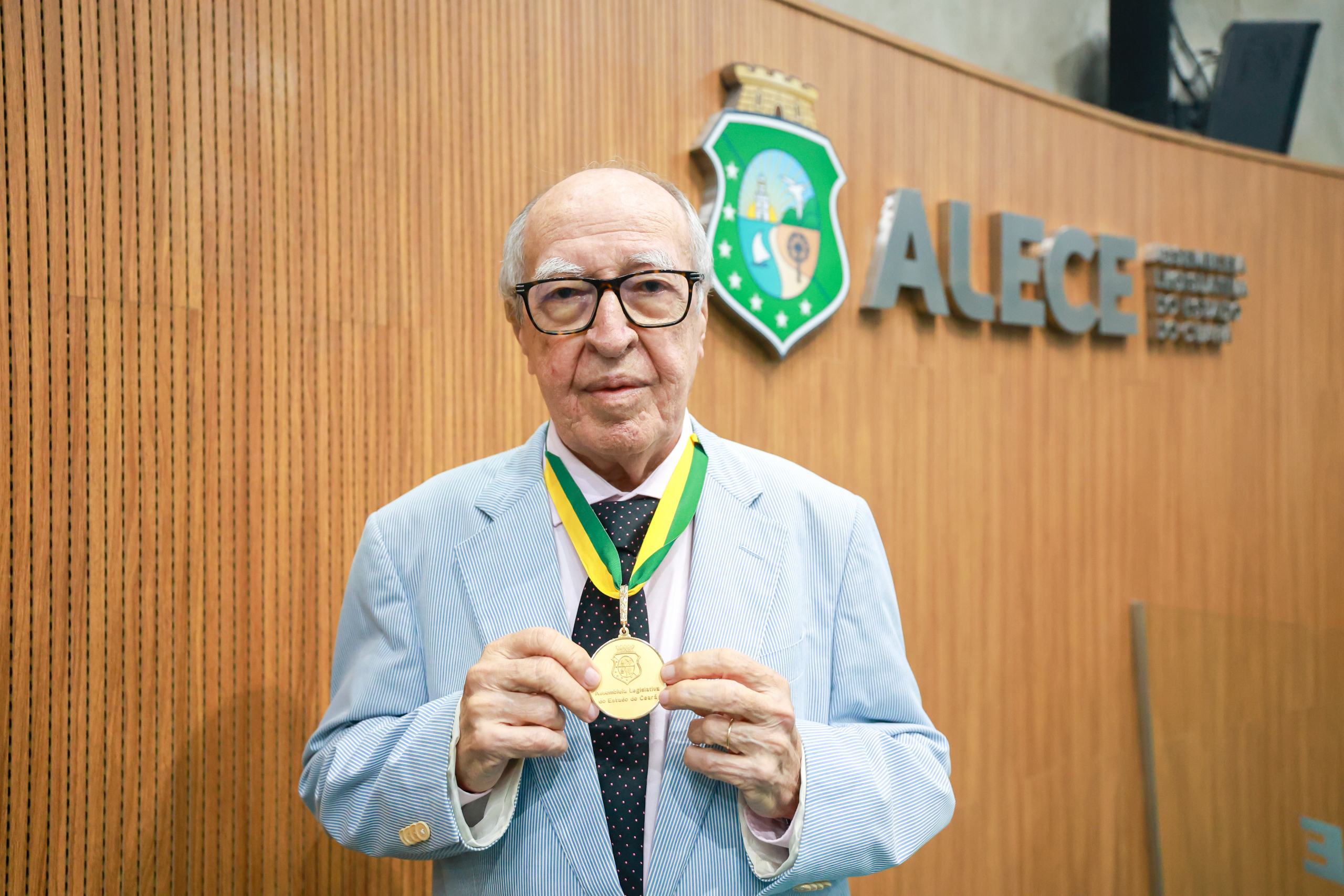 Alece celebra trajetória pública de Lúcio Alcântara com Medalha 13 de Maio
