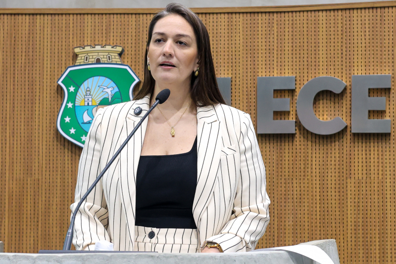 Deputada cearense sugere programa estadual de mentoria para meninas na política