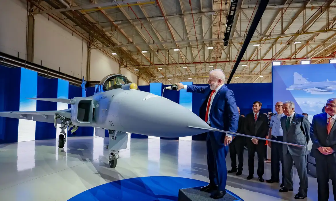 Brasil passa a produzir caça supersônico e entra no grupo de países com domínio tecnológico militar