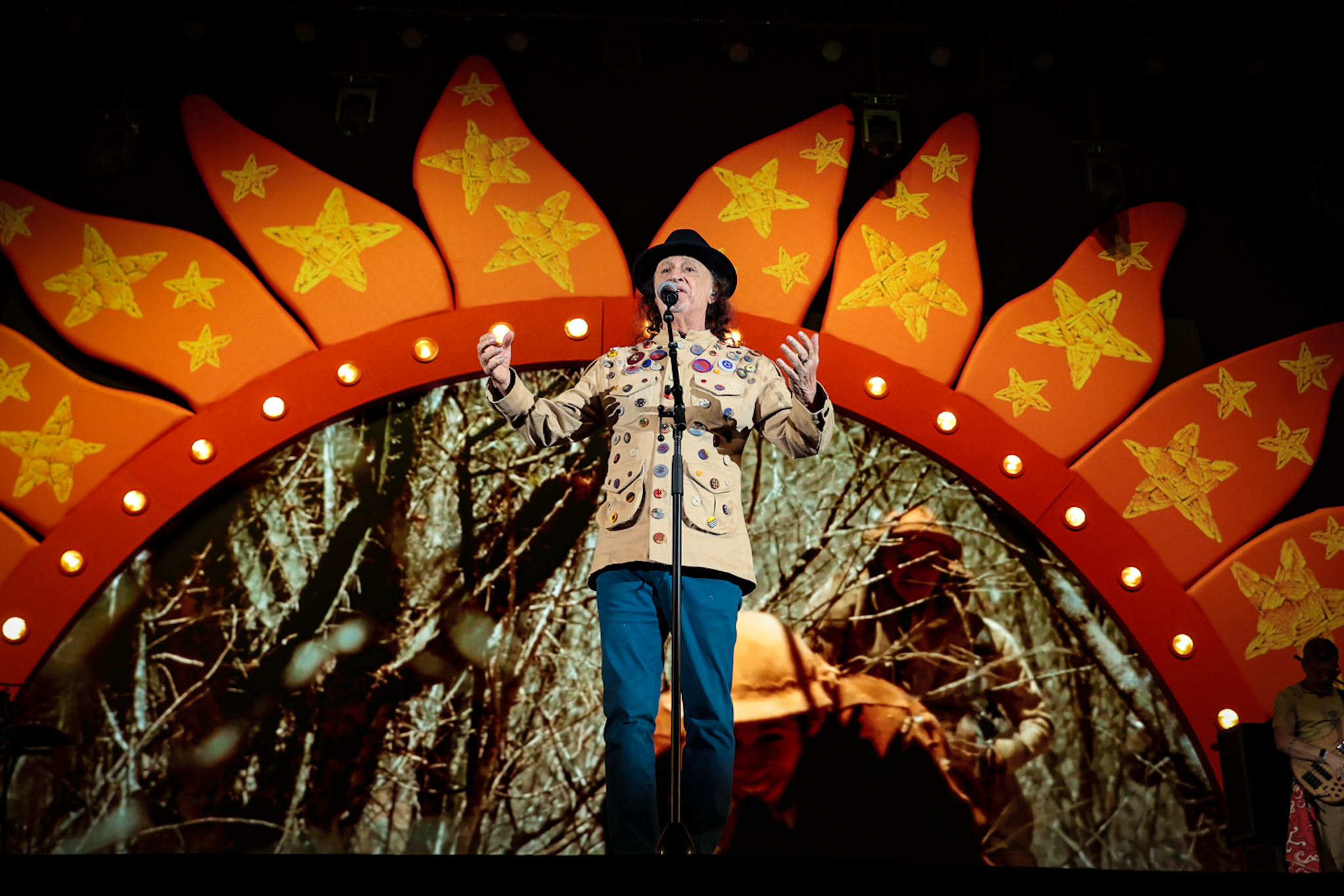 Famosos prestigiam Alceu Valença na estreia da turnê “80 Girassóis” no Rio