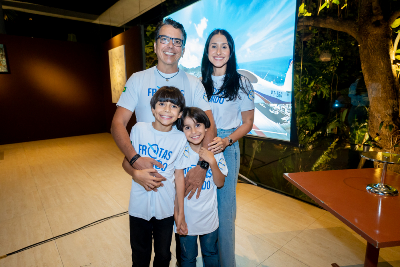 No Pipo Restaurante, Alexandre Frota apresenta expedição aérea solo de volta ao mundo