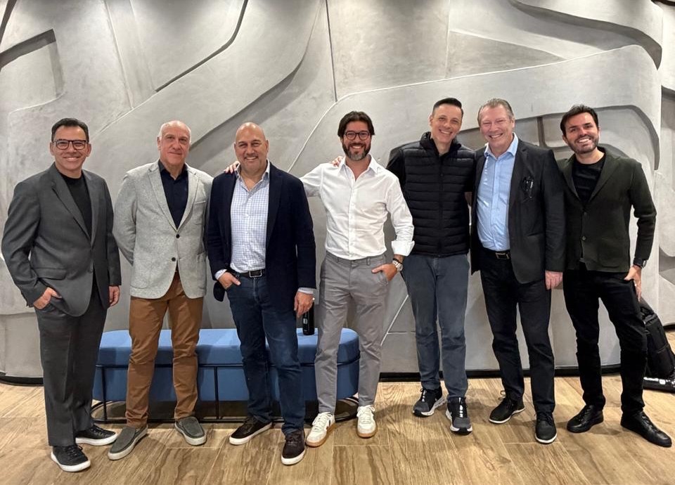 B2B Match lança M.IA Summit em parceria com Salim Ismail e conecta Brasil ao ecossistema global de inovação