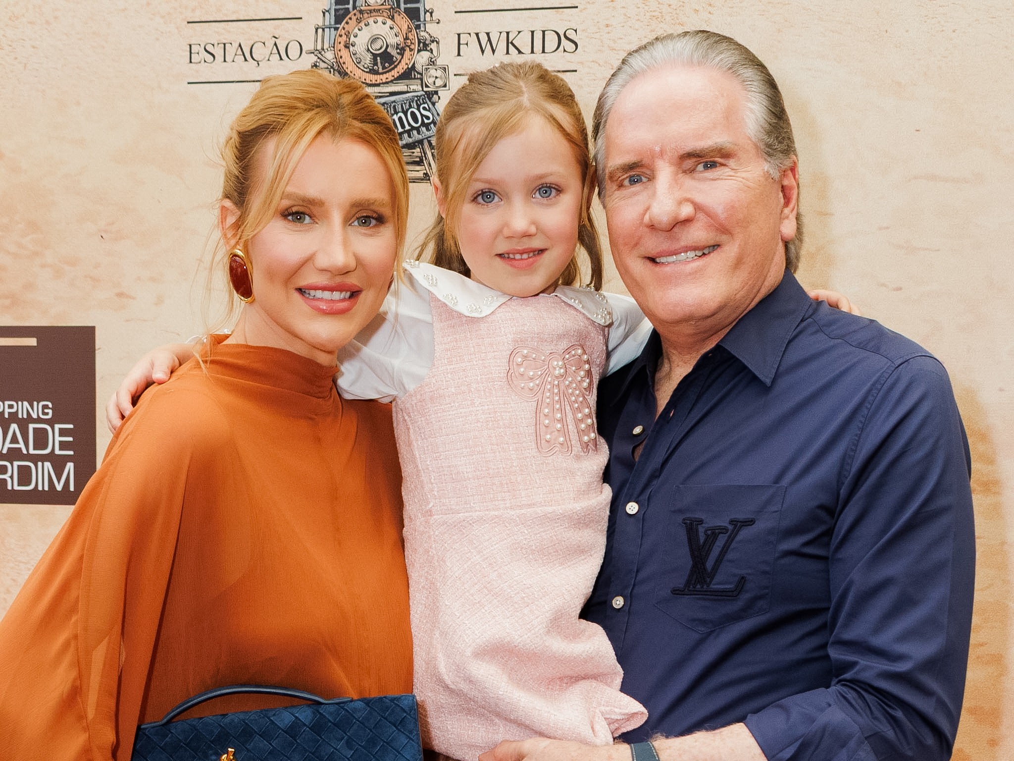 Roberto Justus e Ana Paula Siebert acompanham desfile de Vicky Justus no Fashion Weekend Kids