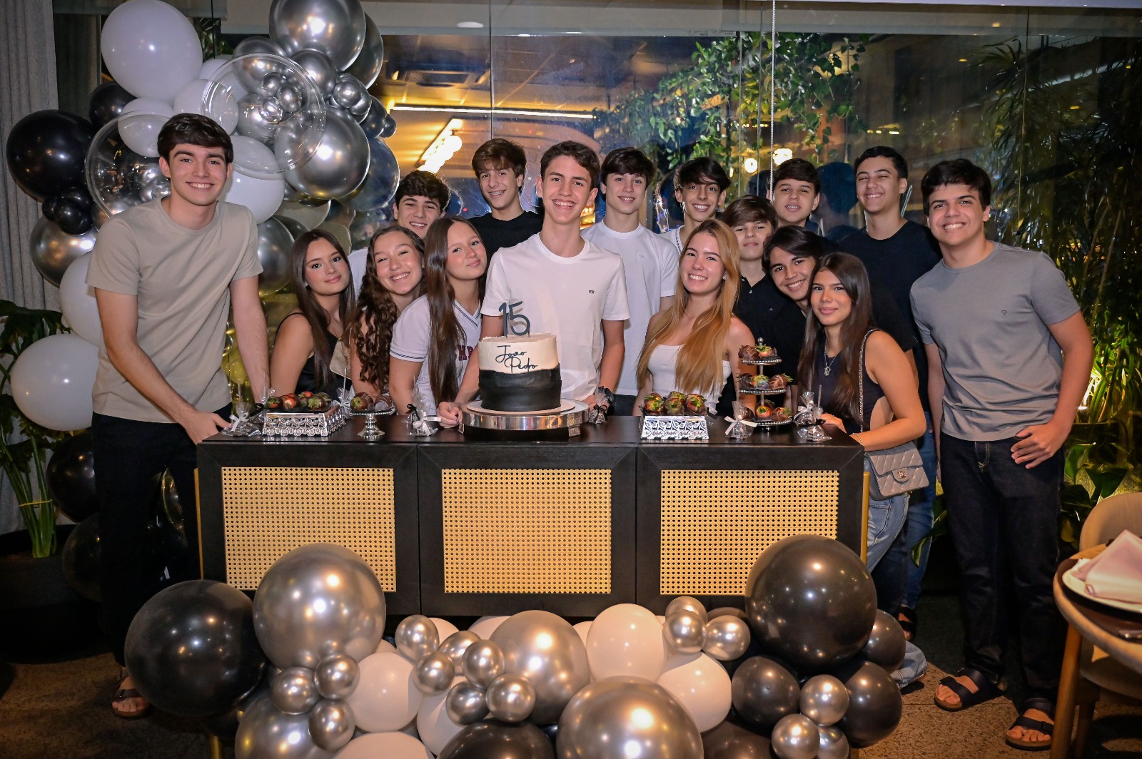 João Pedro Santos ganha festa surpresa dos amigos em comemoração aos 15 anos