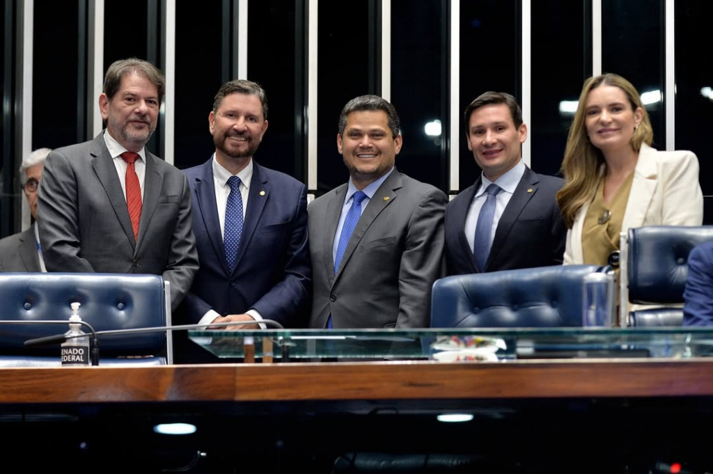 Ao Lado Do Senador @senadorcidgomes (líder Do Psb No Senado), Da Senadora @augustabrito (líder D (2)
