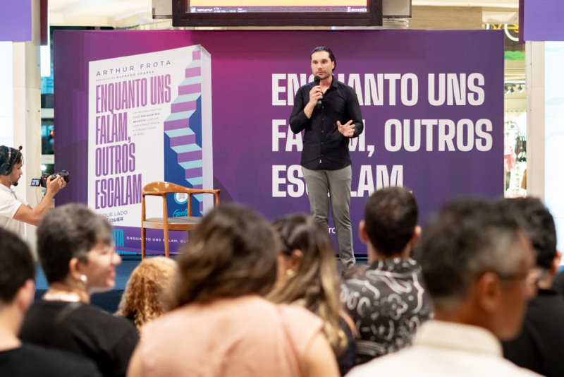 Arthur Frota reúne convidados no Iguatemi Bosque para lançamento de seu primeiro livro