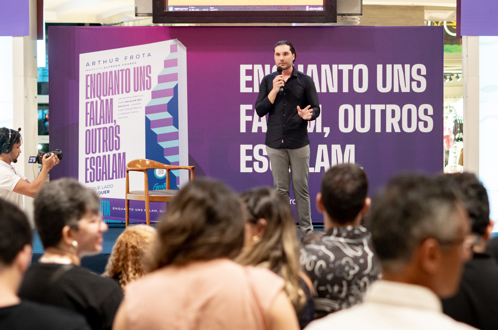 Arthur Frota reúne convidados no Iguatemi Bosque para lançamento de seu primeiro livro